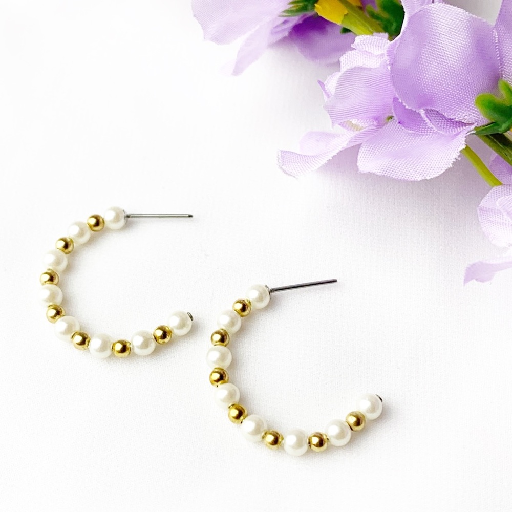 🌹bohemian white Pearl with gold ball Silver post half Circle hoop Earring